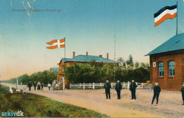 Et håndkoloreret postkort fra grænsen ved Egebæk-Hviding mellem 1910 og 1916. Foto: Wilhelm Schützsack, tilhører Hviding Sognearkiv.
